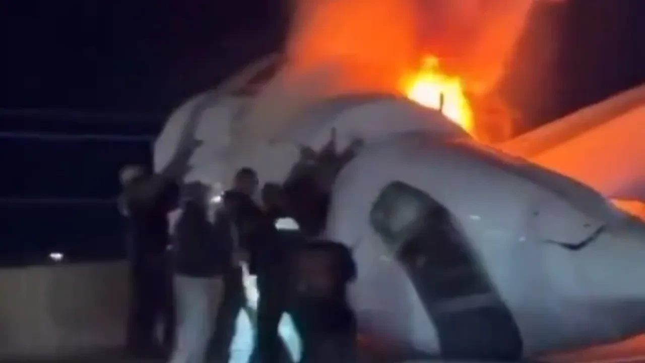 ABD'de bir uçak kazası daha! Otoyola çakıldı