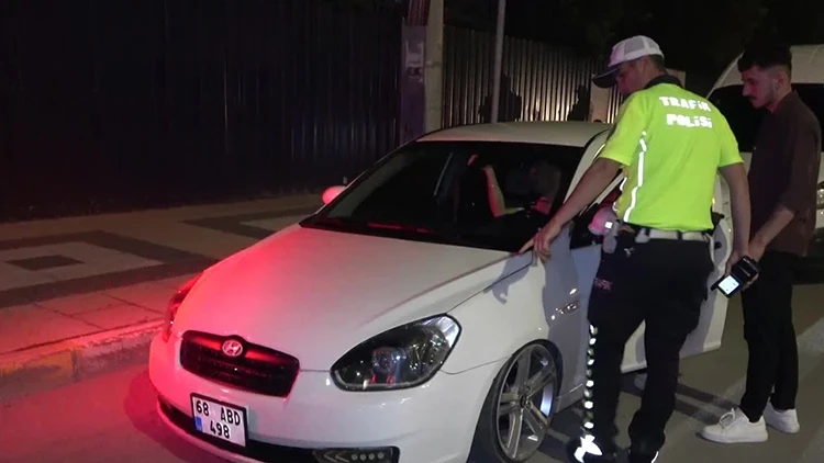 Kontrol noktasında polise yakalandı | Ceza kesilen genç sürücü: Yapmayın böyle şeyler