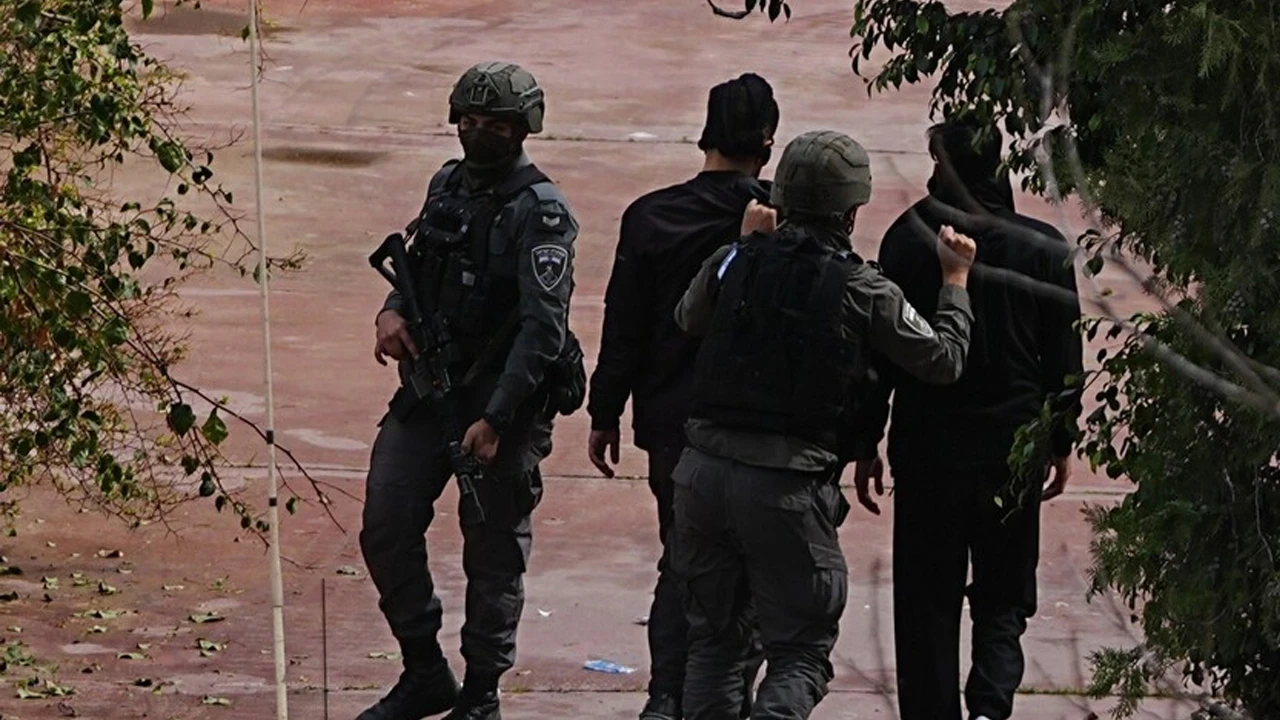 İsrail ordusu Batı Şeria'da biri akademisyen 10 Filistinliyi gözaltına aldı