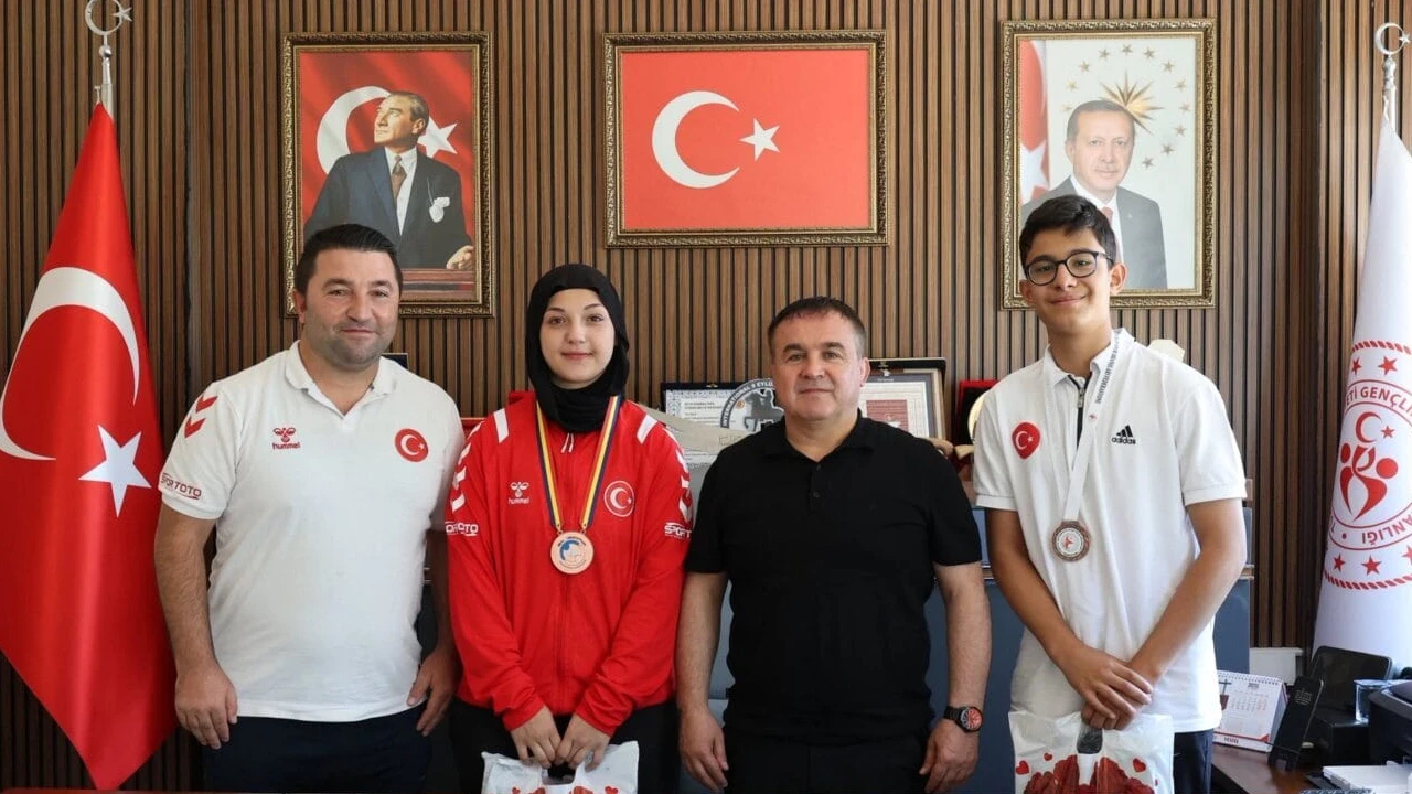 Bilecikli başarılı sporcular İl Müdürü Ramazan Demir’i ziyaret etti