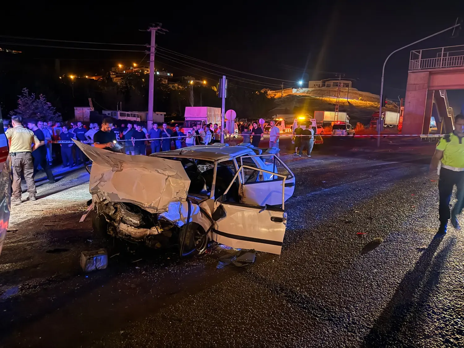 Trafik ışıklarında bekleyen araca çarptı: 1 ölü