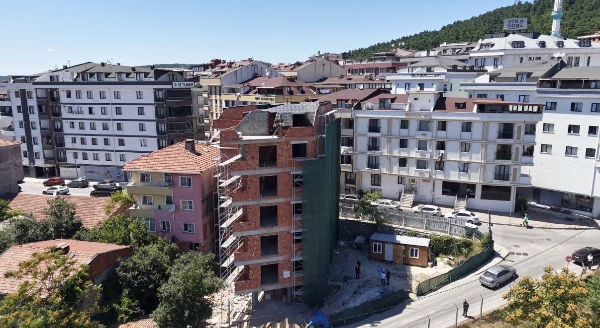 İstanbul'da binaya ''eğri'' dediler belediye açıklama yaptı, dronla kontrol edildi