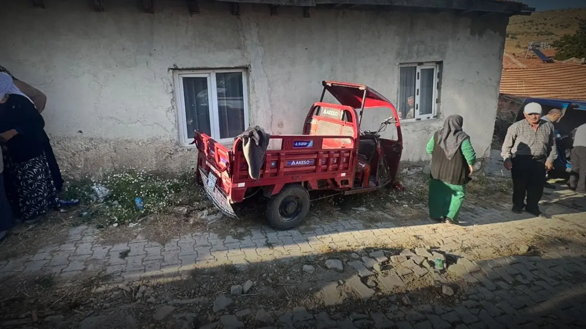 Motosikletiyle duvara girdi: 6 kişi yaralandı