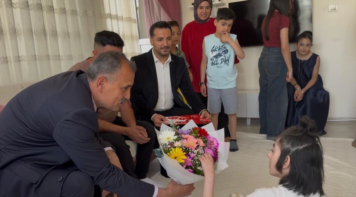 Ağrı Valisi Bozkurt, evde eğitim alan öğrencinin karne sevincine ortak oldu