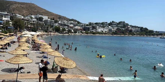 Sıcak hava tatilcilere yaradı. Bodrum'da sahiller doldu