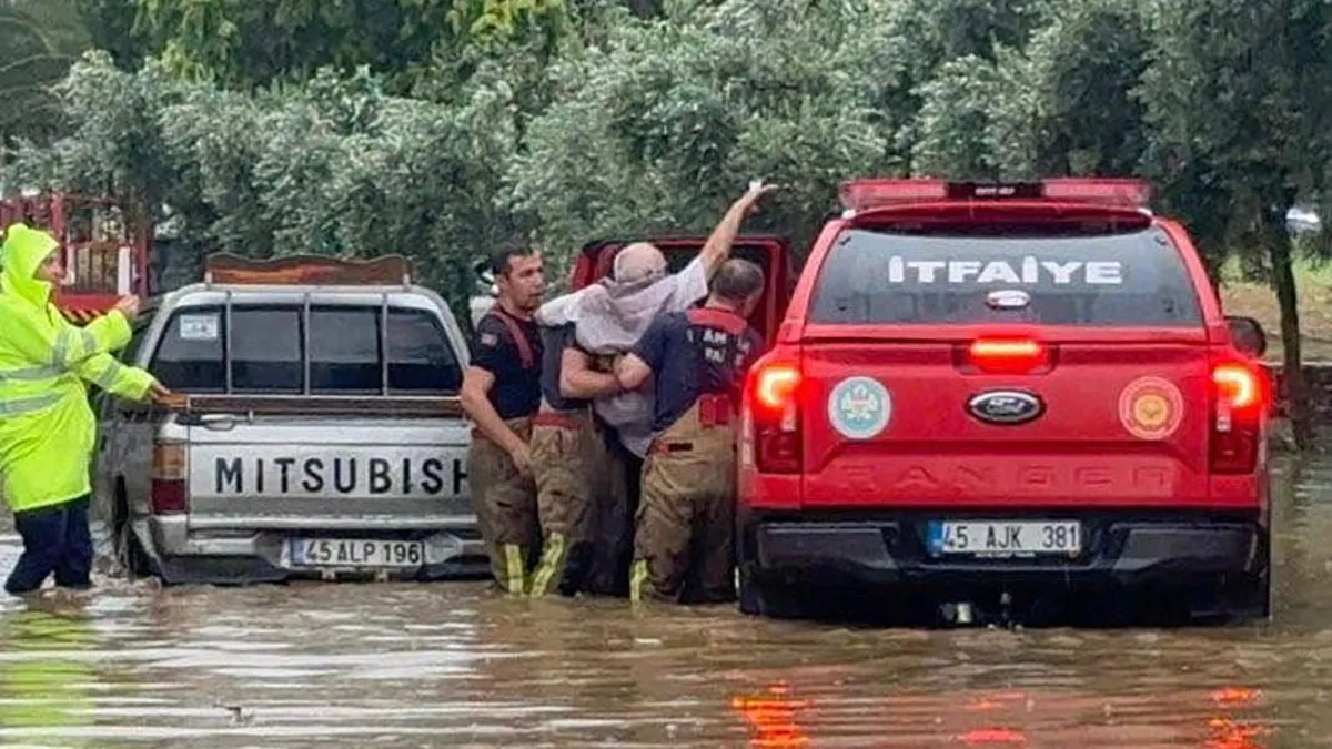 Manisa'da kuvvetli sağanak etkili oldu! Bazı ev ve iş yerlerini su bastı