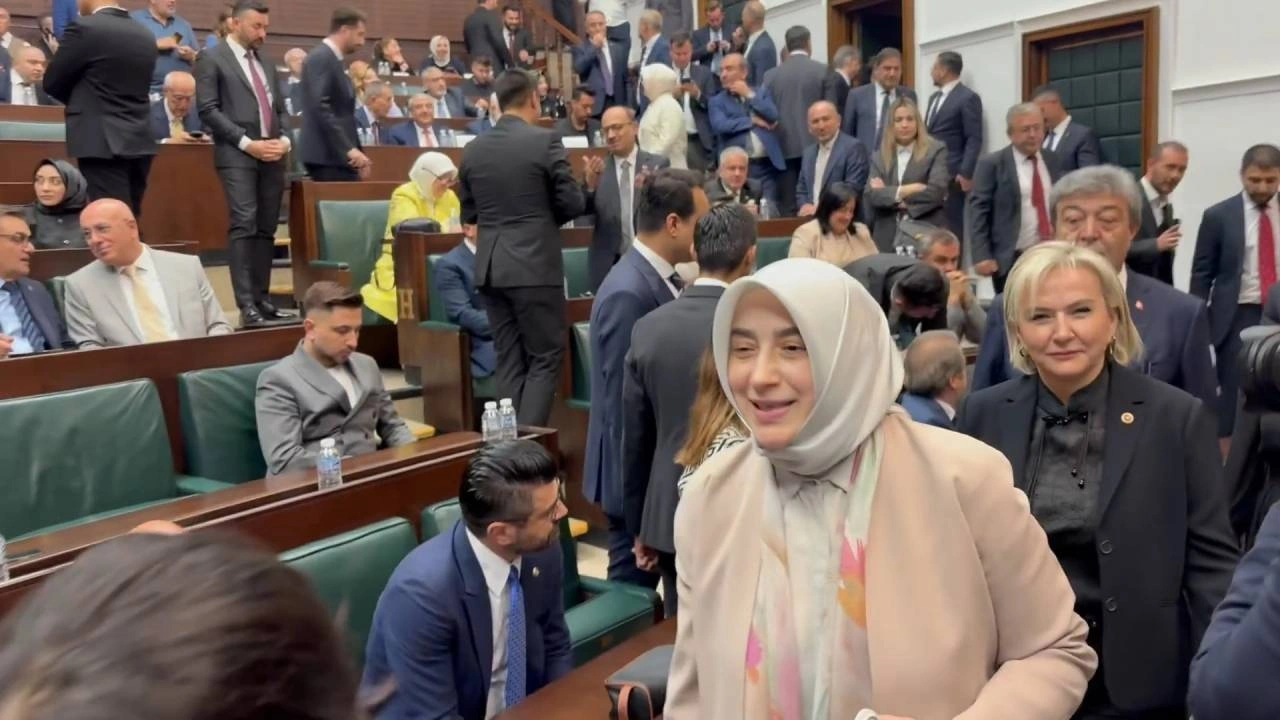 Son Dakika | Nimet Özdemir AKP Grup Toplantısı'nda! "Cumhuriyet kadınıyım" demişti