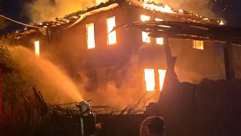 Taşköprü’de çıkan yangında bir ev kullanılamaz hale geldi
