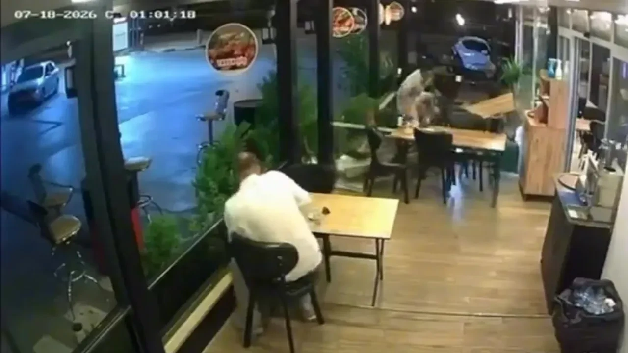 Motosiklet lokantaya böyle daldı! Feci kaza kamerada