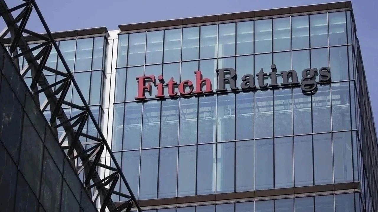 Fitch’ten petrol piyasası uyarısı: 2026’da arz fazlası oluşabilir