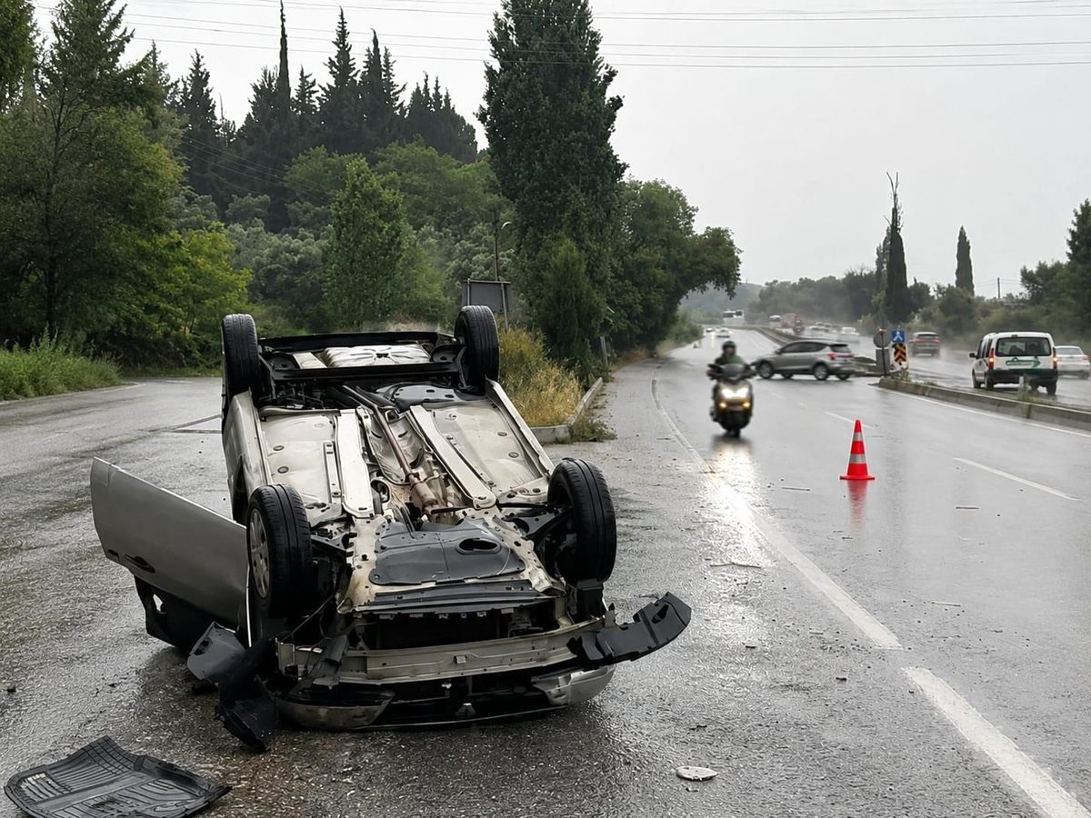 Söke Kuşadası yolu üzerinde otomobil takla attı