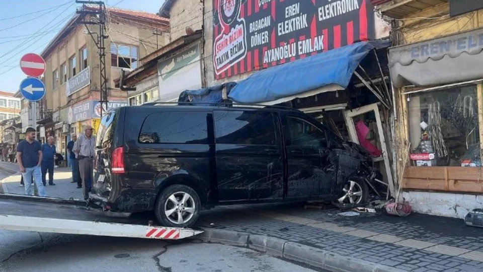 Minibüs, park halindeki 5 araca çarpıp çay ocağına daldı