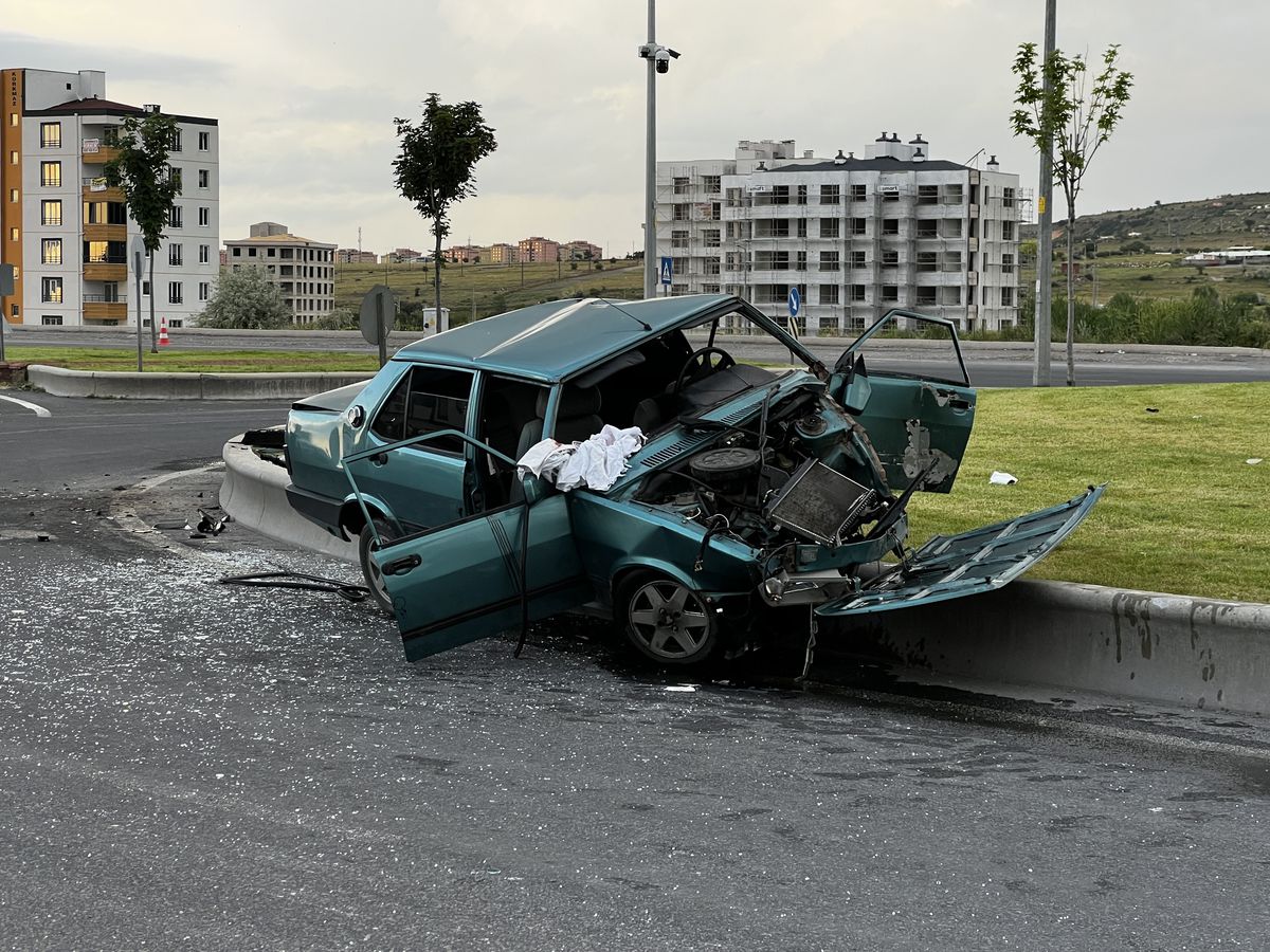 Kayseri'de otomobil refüje çarptı: 4 yaralı