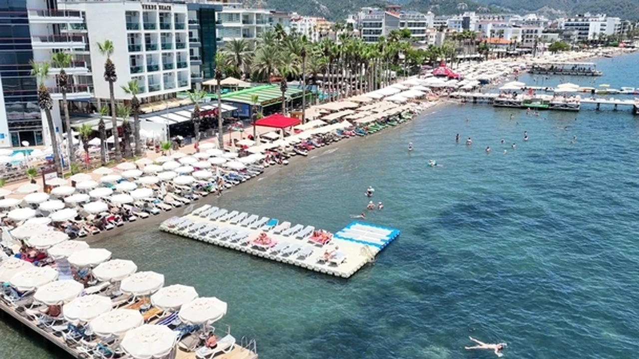 Okullar tatil oldu, Marmaris sahilleri dolmaya başladı