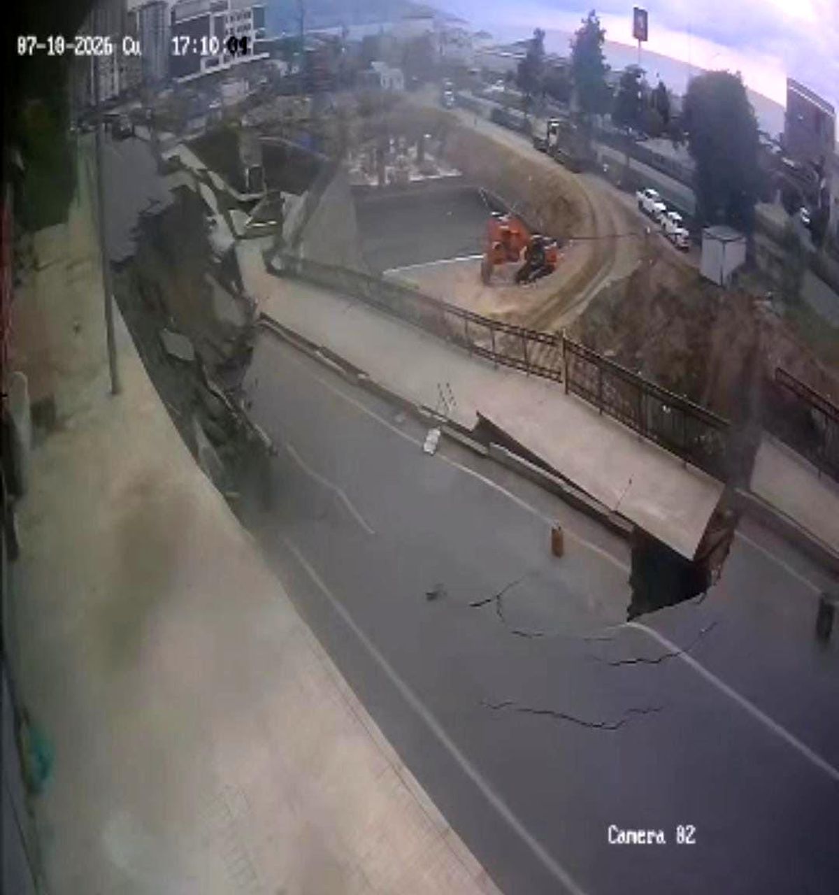 Rize'de yol çöktü, 2 bina tahliye edildi