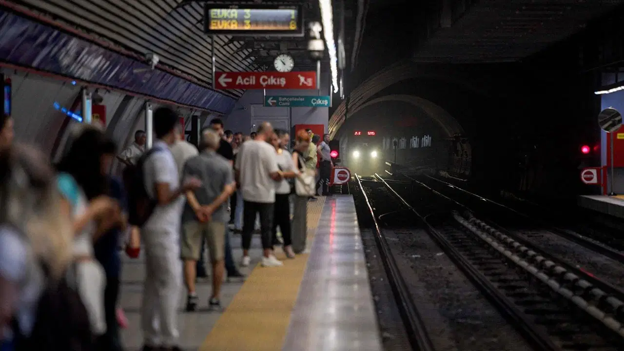 İzmir Metrosu'nda kablo hırsızlığı seferleri aksattı
