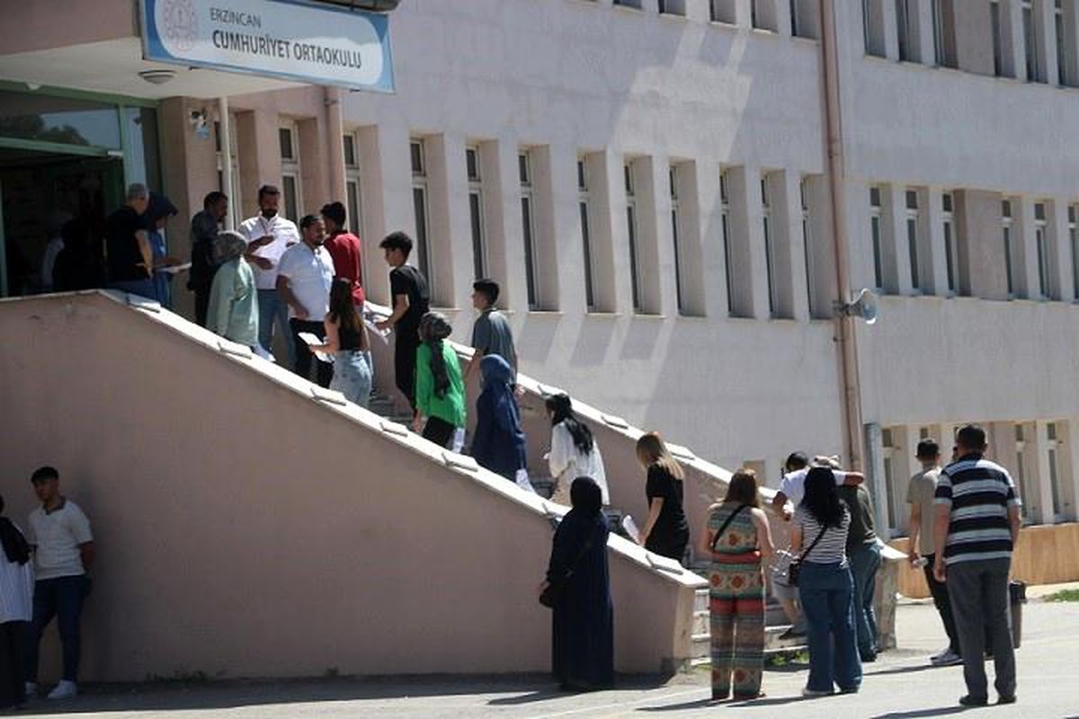 YKS'nin ilk oturumu TYT başladı, Erzincan'da 7 bin 892 aday sınava girdi
