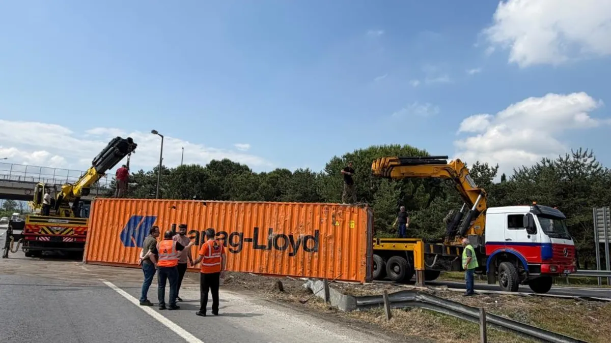 Sakarya'da konteyner yüklü TIR devrildi! Otoyol bağlantı yolunda ulaşım aksadı