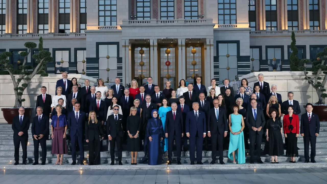Ülke içi çekişme NATO aile fotoğrafına yansıdı! İki lider iki ayrı uçlarda yer aldı
