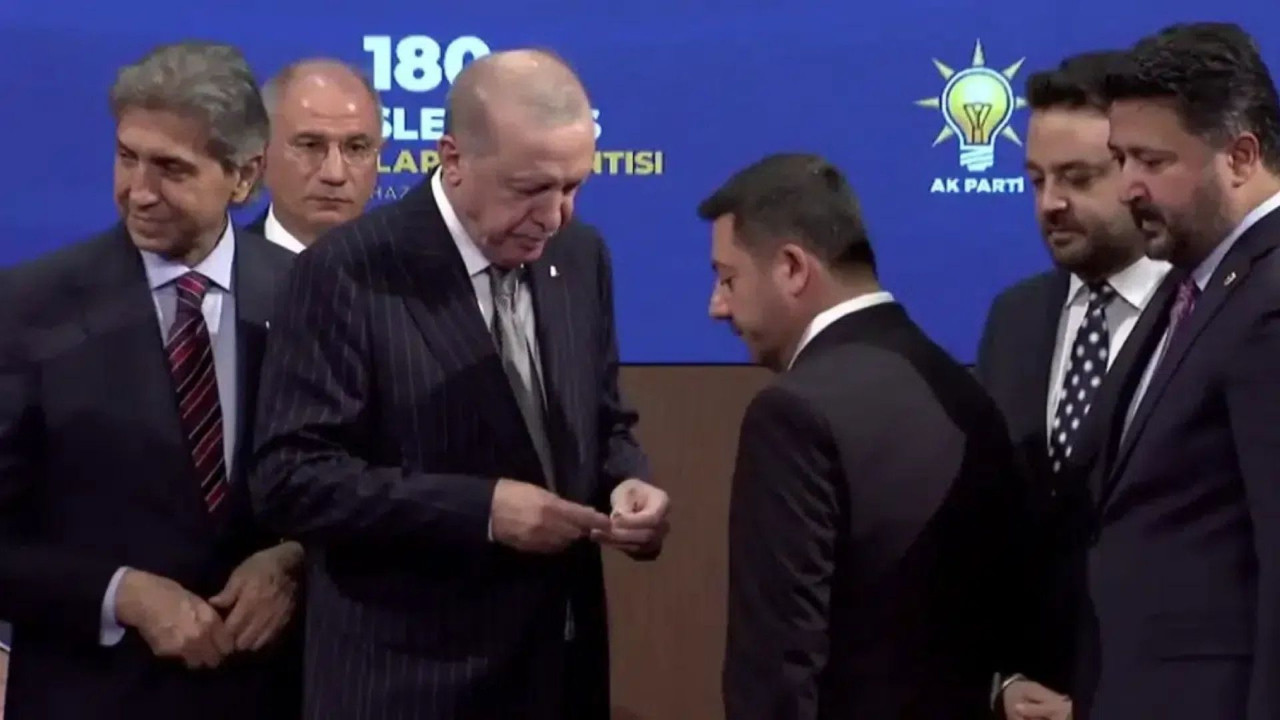 AK Parti'ye 3 belediye başkanı katıldı! Cumhurbaşkanı Erdoğan rozetlerini taktı
