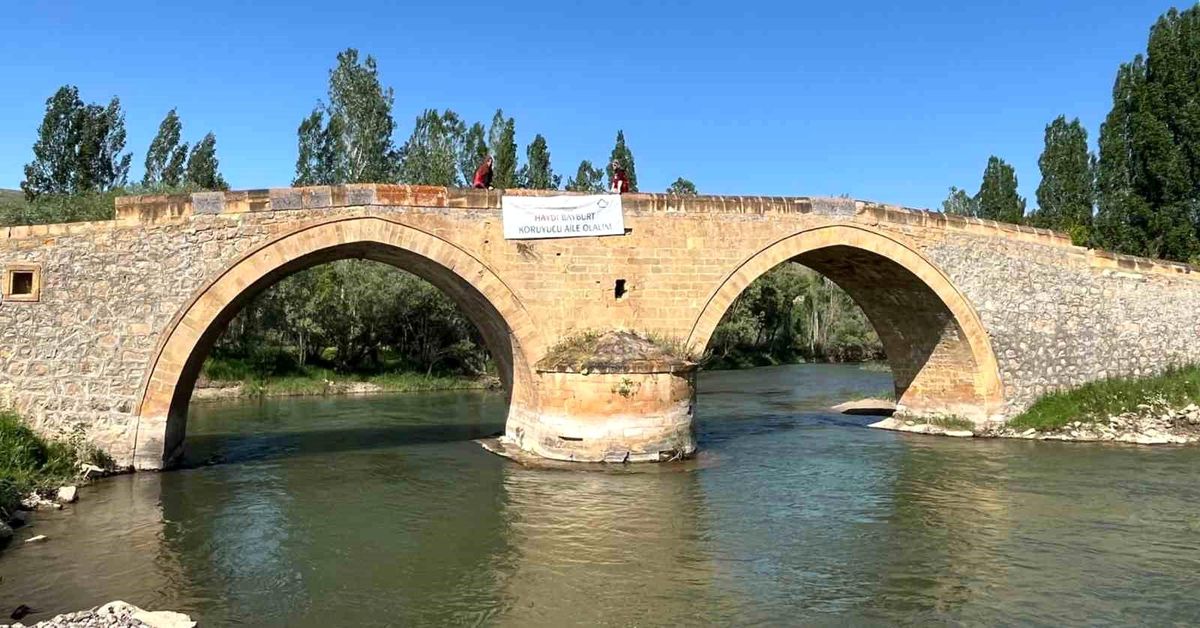 Bayburt'ta koruyucu aile farkındalığı için simge yapılara pankart asıldı