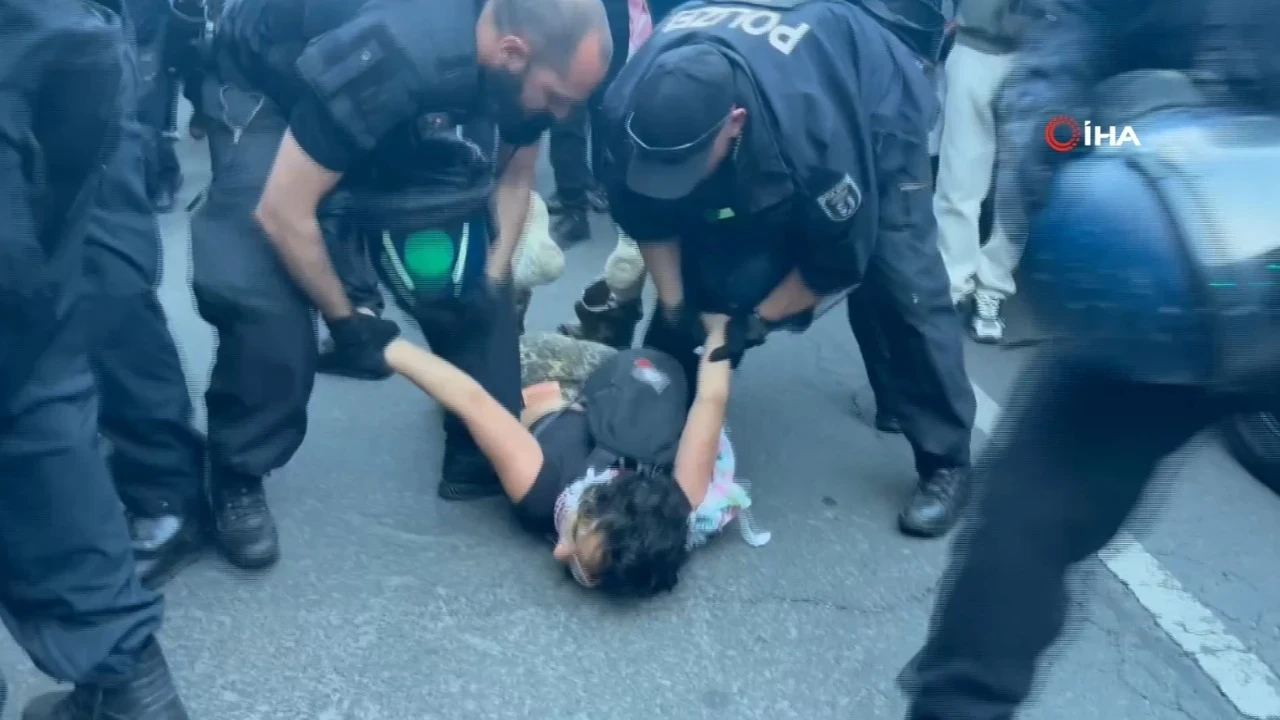 Berlin'deki Filistin gösterisinde polisten sert müdahale