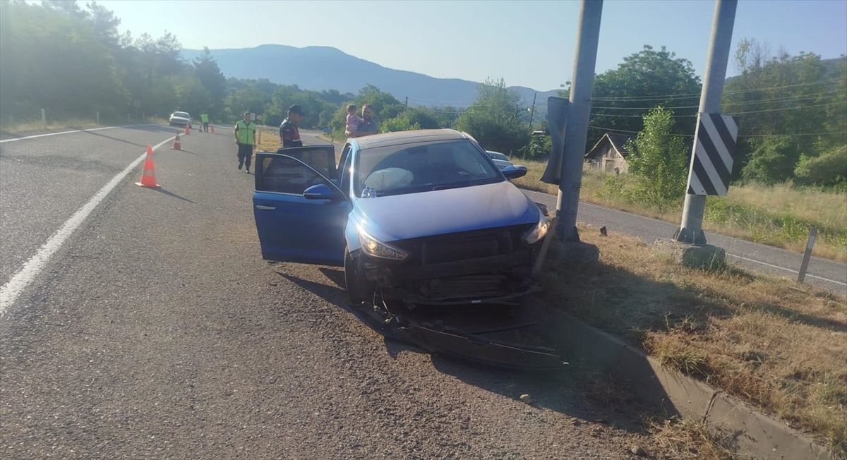 Karabük'te refüje çarpan otomobildeki 4 kişi yaralandı