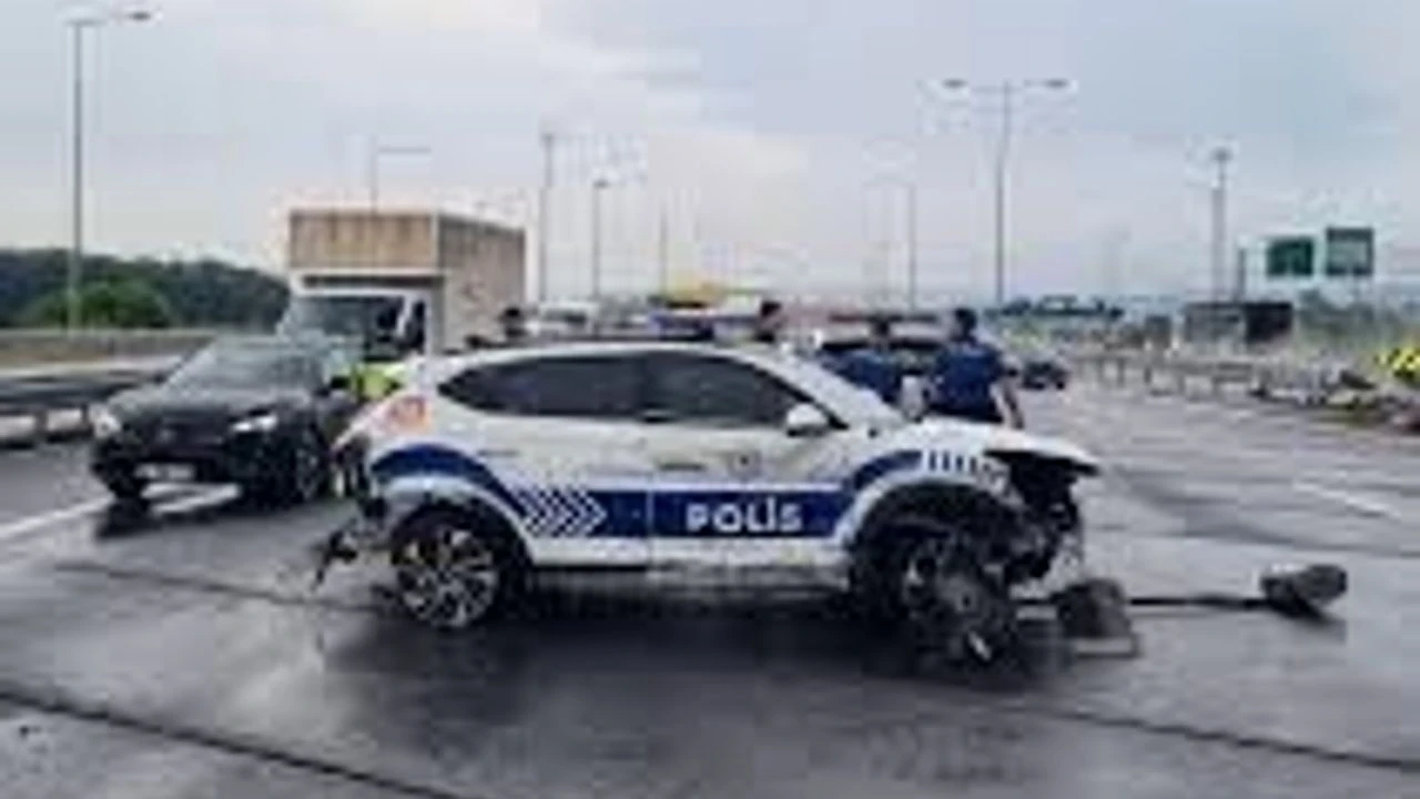 NATO görevi yolunda kaza: Polis aracı bariyerlere çarptı