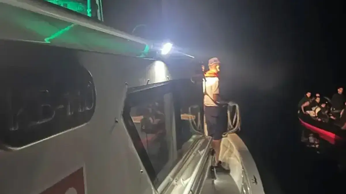 Bodrum açıklarında arızalanan lastik bottaki 32 düzensiz göçmen kurtarıldı
