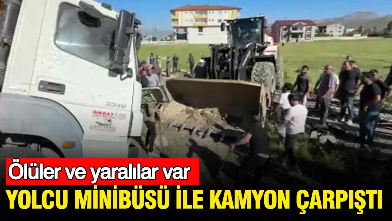 Hakkari'de yolcu minibüsü ile kamyon çarpıştı: Ölüler ve yaralılar var