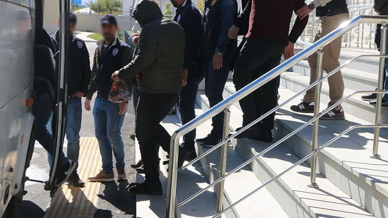 Göçmen kaçakçılığı operasyonunda yeni perde: Sınır dışı işlemleri başladı