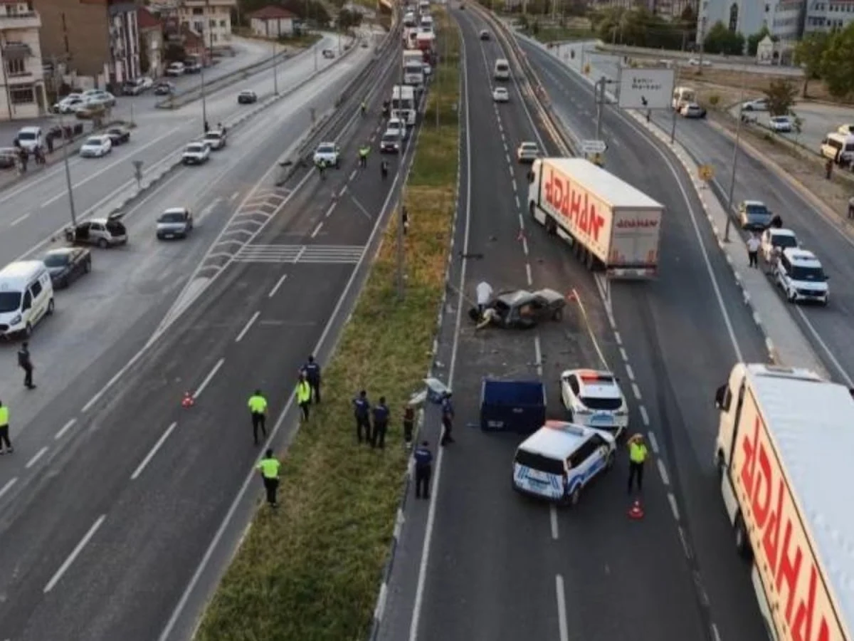 Kütahya'da takla atan otomobil karşı şeride geçti: 1 ölü 2 yaralı
