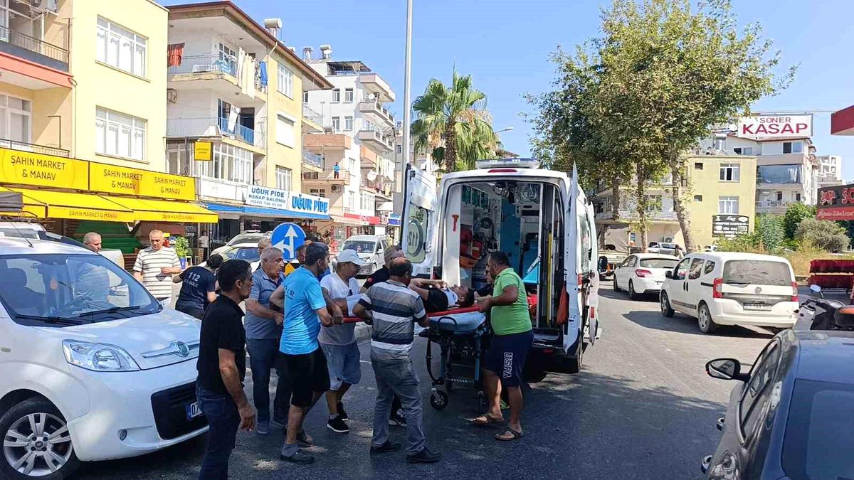Antalya'da 'U' dönüşü yapan araçla çarpışan motosikletteki 2 kişi yaralandı