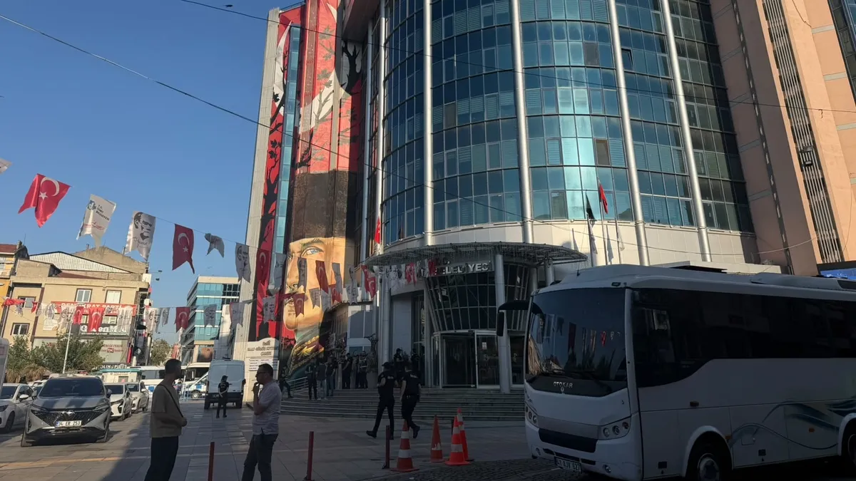 İzmit Belediyesi’ne yönelik soruşturmada sıcak gelişme! Başkan ve ilce başkanı gözaltında