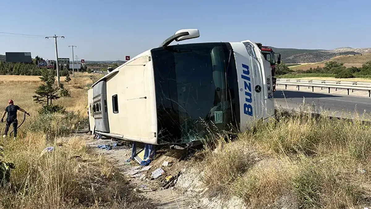 Eskişehir'de yolcu otobüsü devrildi: 20 yaralı