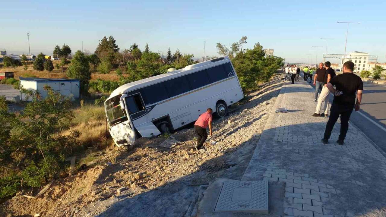 Malatya'da korkutan kaza: Lastiği patlayan araç şarampole devrildi, 5 yaralı
