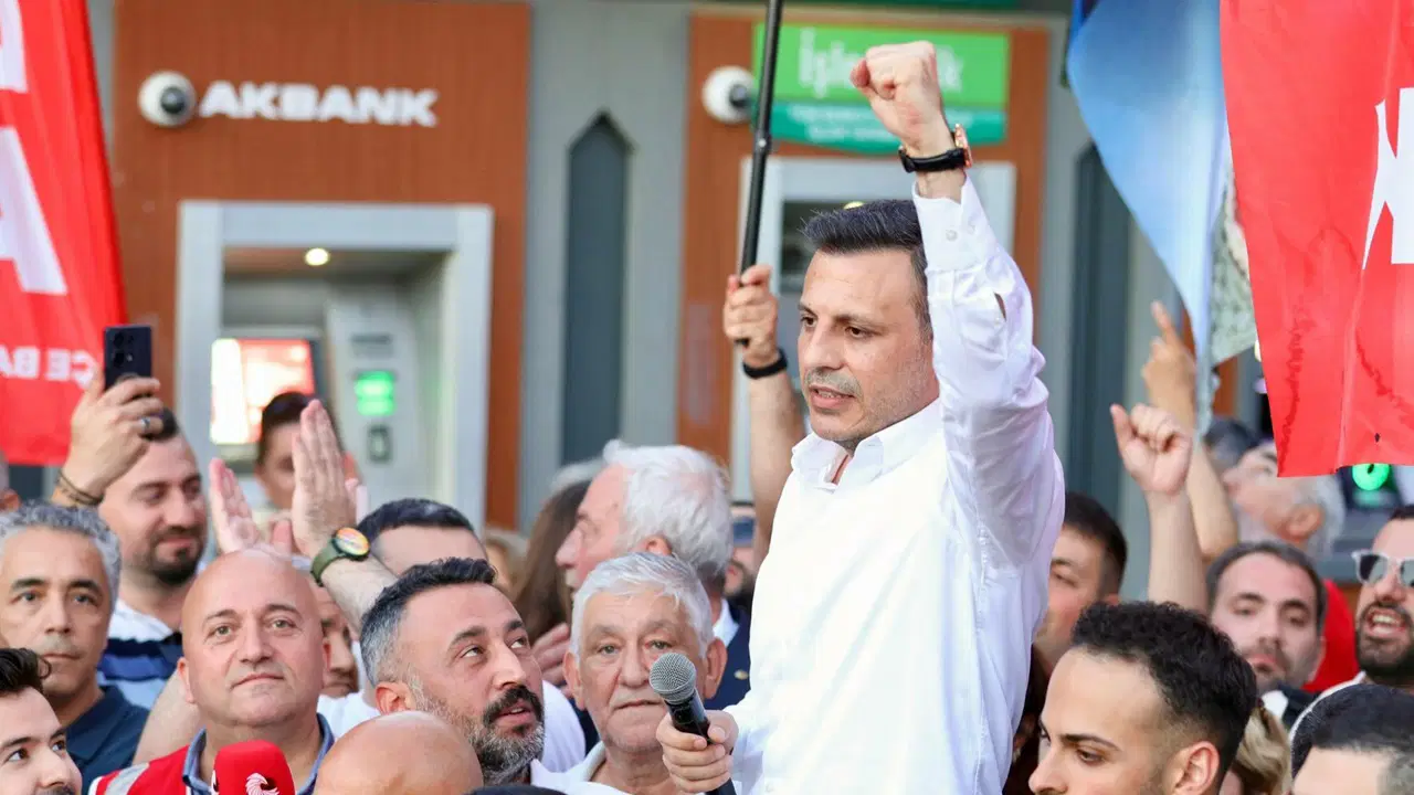Beykoz'da ‘Geçim, Özgürlük, Adalet, Seçim’ yürüyüşü… Özgür Çelik: ‘Her gün yeni bir operasyonla yoksulluğun, sefaletin üzerini örtmeye çalışıyorlar’