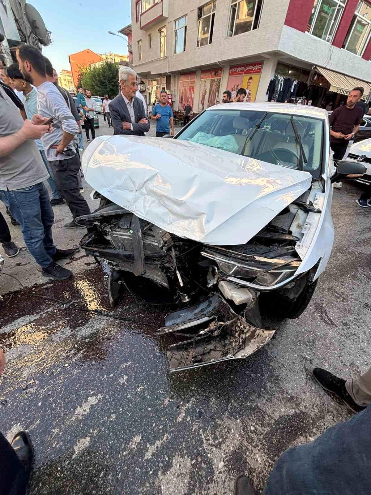Muş'ta zincirleme kaza: 3 araç birbirine girdi