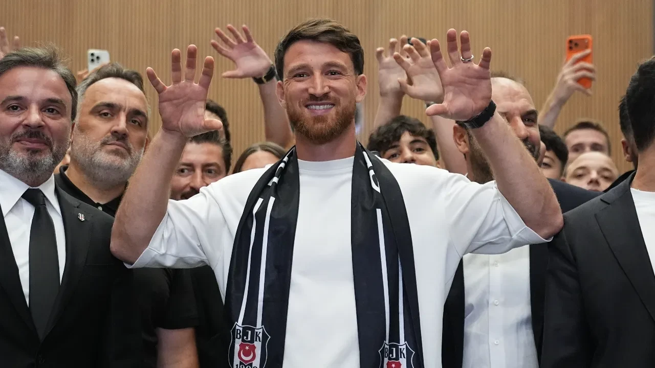 Beşiktaş'ın yeni transferi Salih Özcan, İstanbul'a geldi! "Dört gözle bugünü bekledim"
