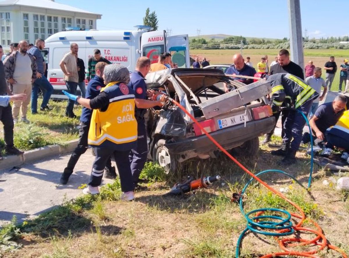 Kayseri'de 2 otomobil çarpıştı; 3 ölü, 5 yaralı