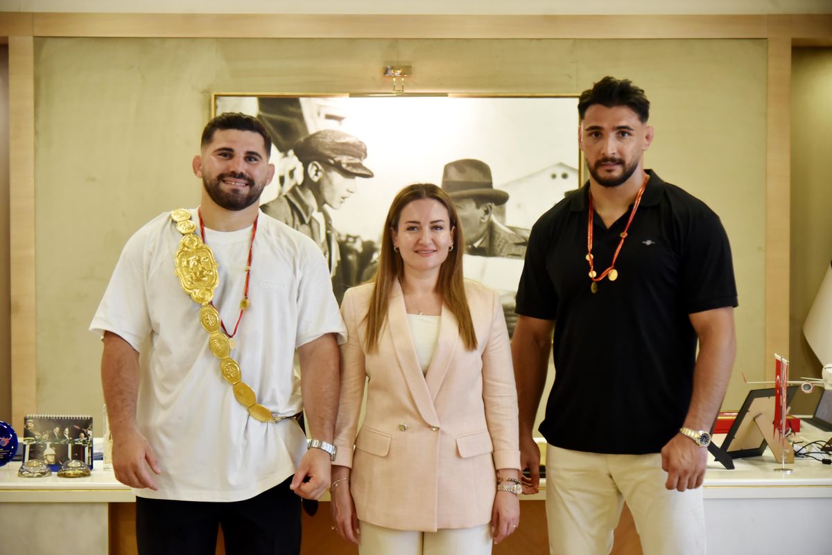 Antalya'da Kırkpınar başpehlivanı Erkan Taş coşkuyla karşılandı