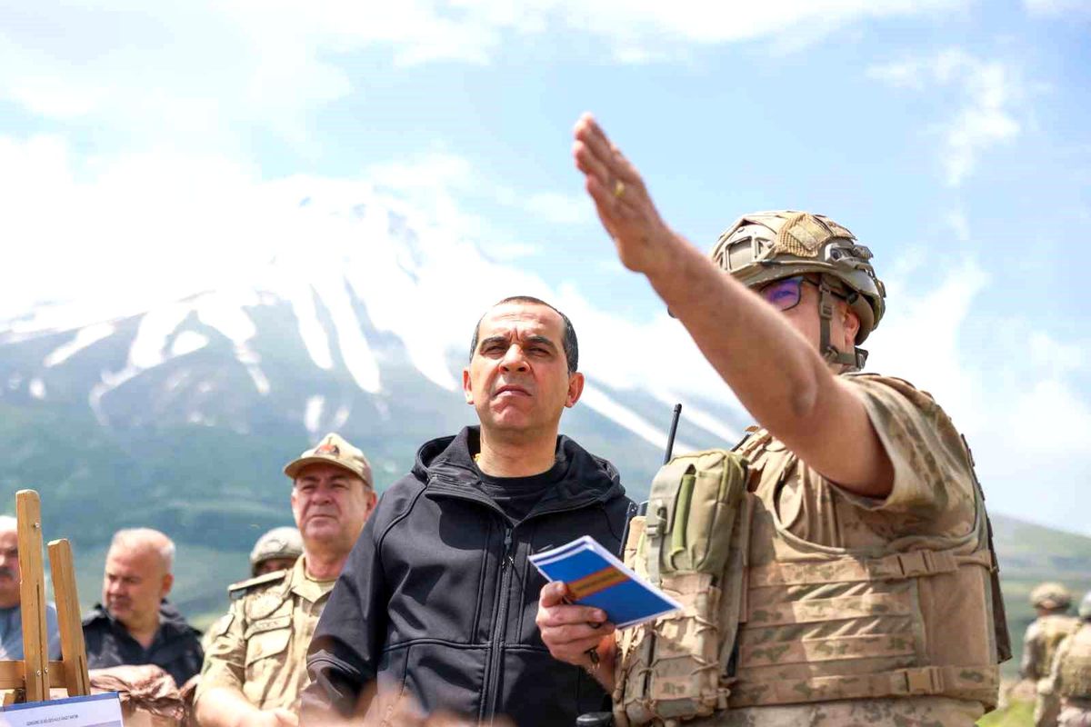 Iğdır Valisi Taşolar, sınır hattındaki karakol ve üs bölgelerini ziyaret etti