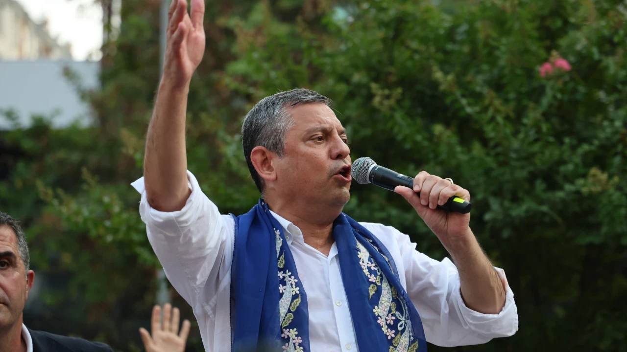 Özgür Özel'den yeni parti sinyali: "Sizi hiç üzmeden yeni bir yol açacağız"