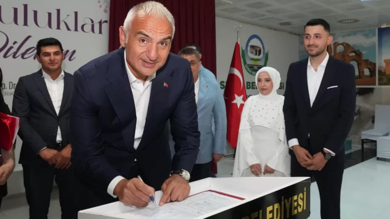 Bakan Ersoy, Serik'te Antalyalı çiftin nikah şahidi oldu!
