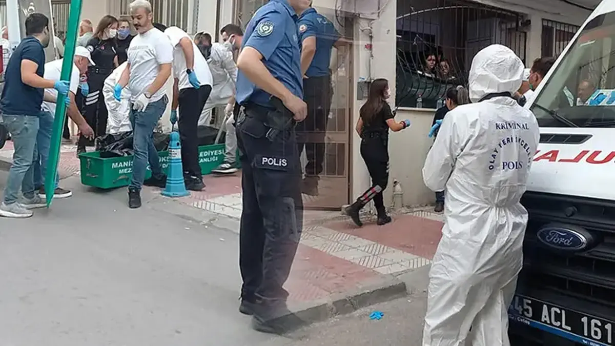 Koku mahalleliyi harekete geçirdi! 2 gün boyunca kardeşinin cesediyle kalan ablanın şok ifadesi