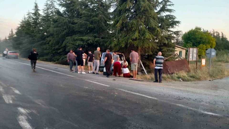 Eskişehir’de hafif ticari araç ile traktör çarpıştı: İki yaralı