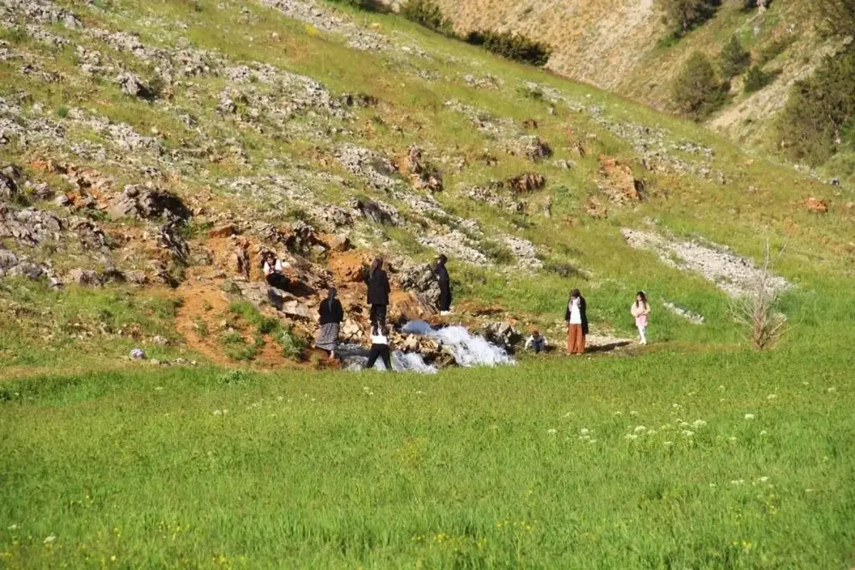 Kahramanmaraş'ta kayaların arasından çıktı: Aniden parıldayıp gözleri kamaştırıyor