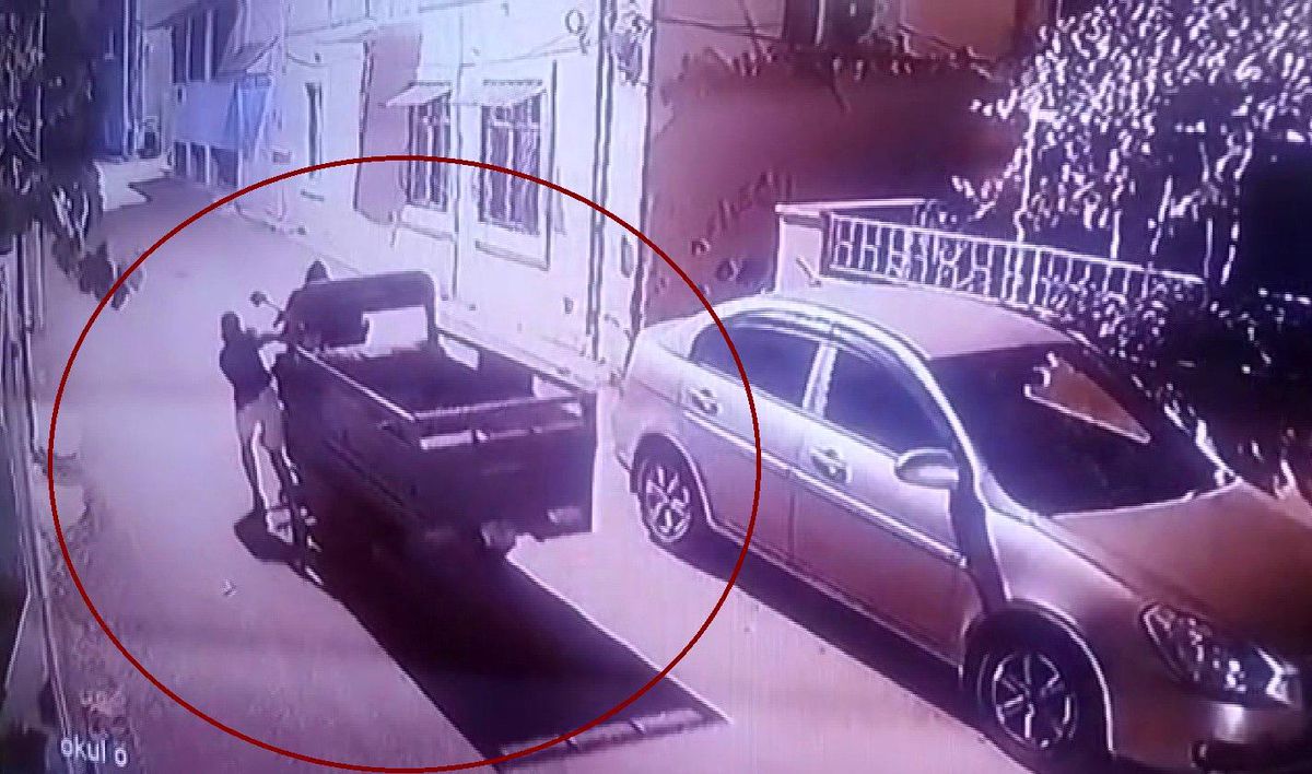 Esnafın motosikletini çalan hırsızlar kamerada