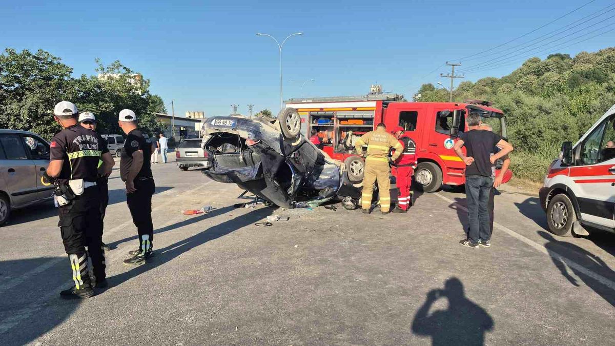 Motosikletin çarptığı otomobil devirildi: 4 yaralı
