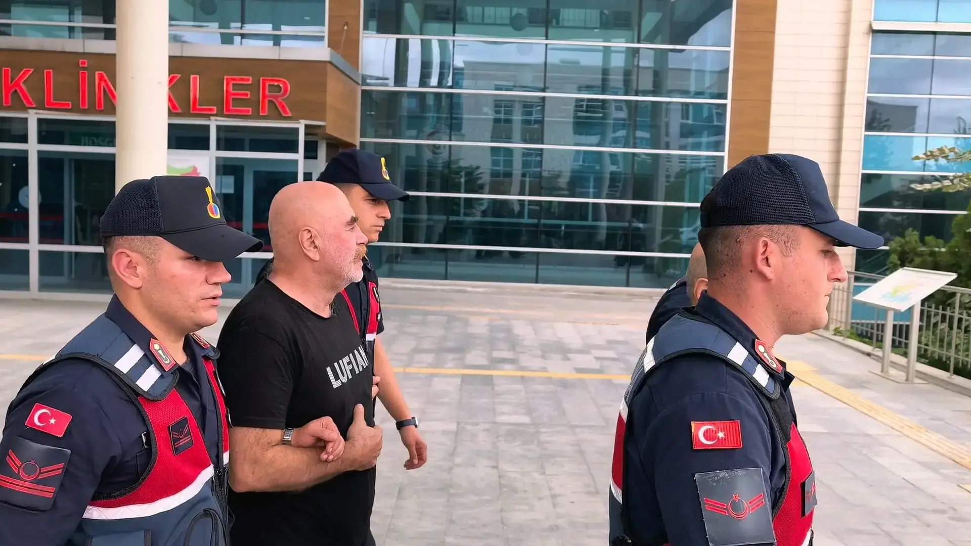 Son dakika... Ünlü yönetmen Ezel Akay gözaltında! Evinden çıkanlar şoke etti